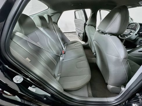 Used 2024 Hyundai Elantra SEL FWD image 11