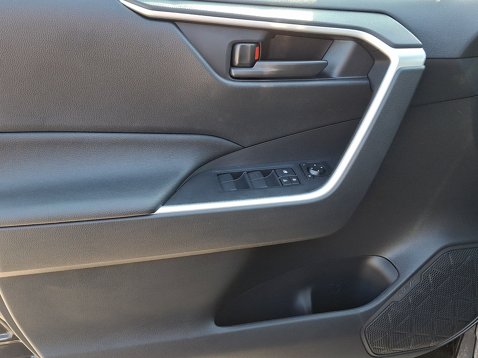 Used 2025 Toyota RAV4 LE AWD/4WD image 13