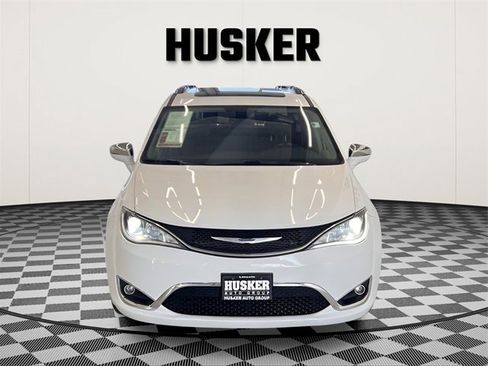 Used 2019 Chrysler Pacifica Limited image 3