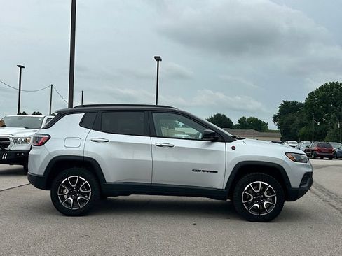 Used 2025 Jeep Compass Trailhawk AWD/4WD image 7