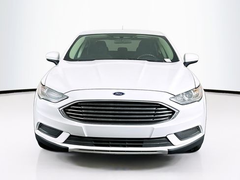 Used 2018 Ford Fusion SE w/ Fusion SE Technology Package FWD image 2