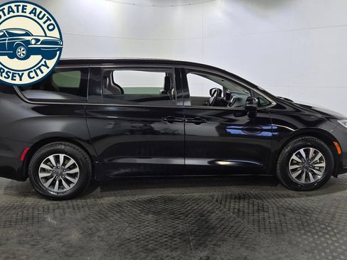 Used 2024 Chrysler Pacifica Limited FWD image 8