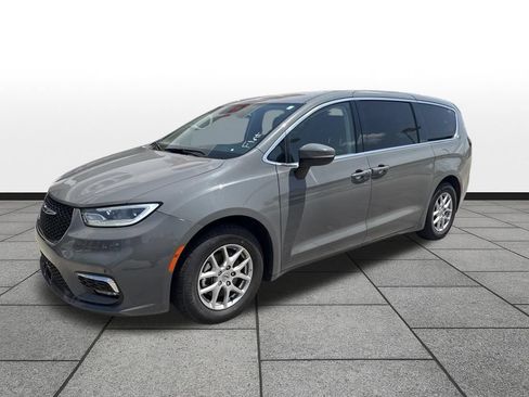 Used 2023 Chrysler Pacifica Touring-L FWD image 31