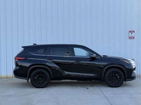 Used 2023 Toyota Highlander LE image 3