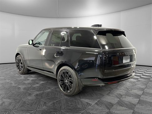 Used 2025 Land Rover Range Rover SE AWD/4WD image 3