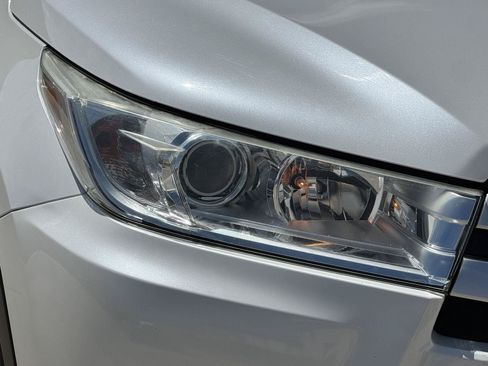 Used 2018 Toyota Highlander LE FWD image 8