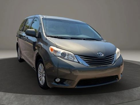Used 2012 Toyota Sienna XLE w/ Entertainment Pkg FWD image 4