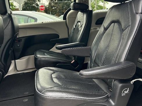 Used 2018 Chrysler Pacifica Limited FWD image 16