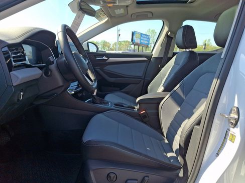 Used 2025 Volkswagen Jetta SE w/ Sunroof Package FWD image 13