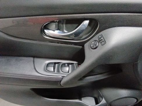 Used 2017 Nissan Rogue S image 10