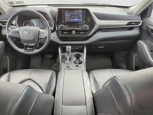 Used 2021 Toyota Highlander XLE image 21