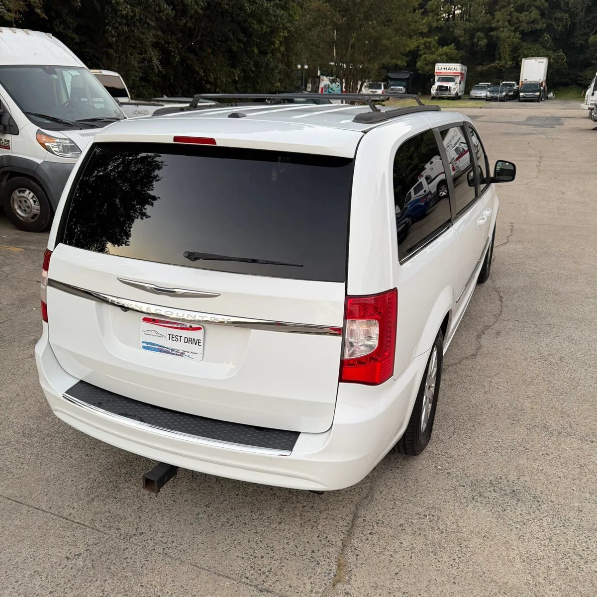 Used 2014 Chrysler Town & Country Touring FWD image 4