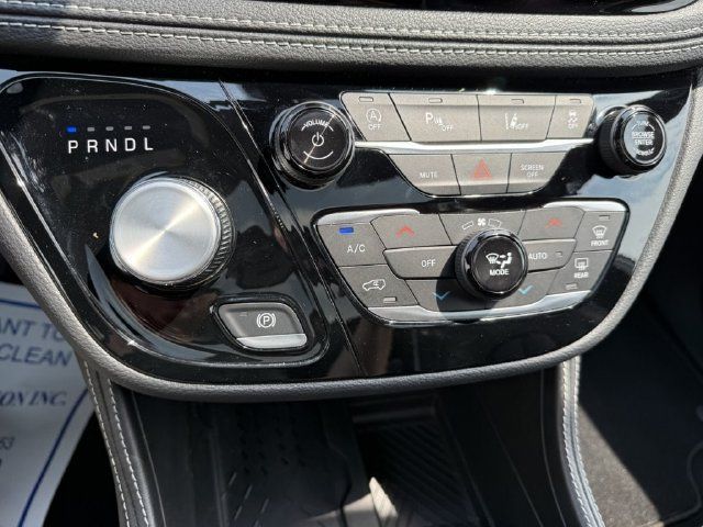Used 2026 Chrysler Pacifica Limited FWD image 27