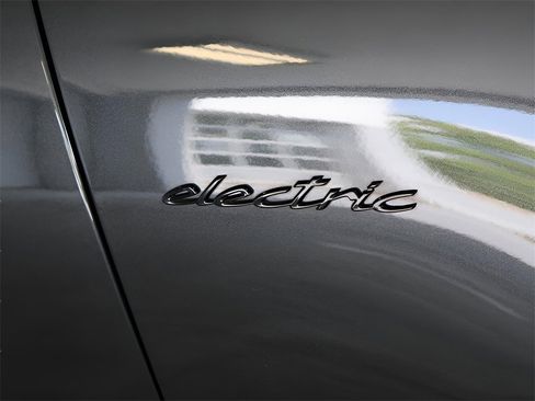 New 2025 Porsche Macan 4S Electric image 15