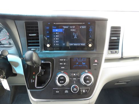 Used 2016 Toyota Sienna LE FWD image 22