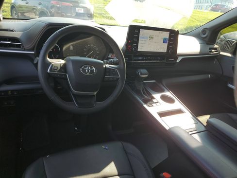 Used 2024 Toyota Sienna XSE w/ XSE Plus Package FWD image 8