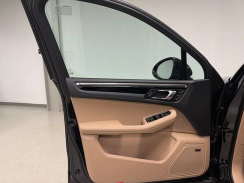 Certified 2026 Porsche Macan AWD/4WD image 32
