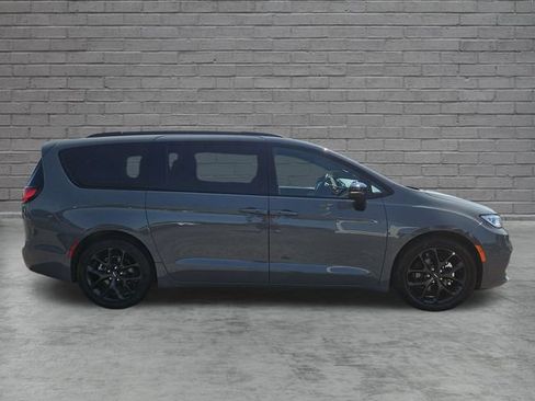 Used 2025 Chrysler Pacifica Limited FWD image 7