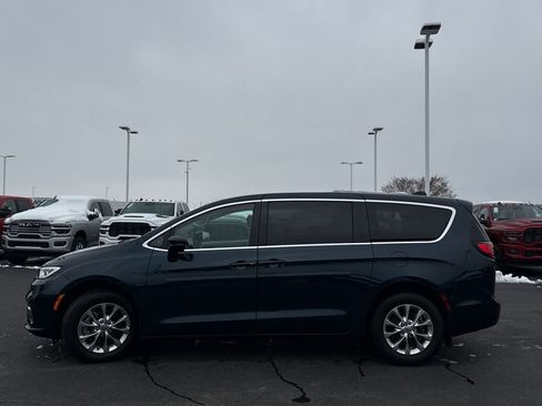 Used 2024 Chrysler Pacifica Touring-L image 6