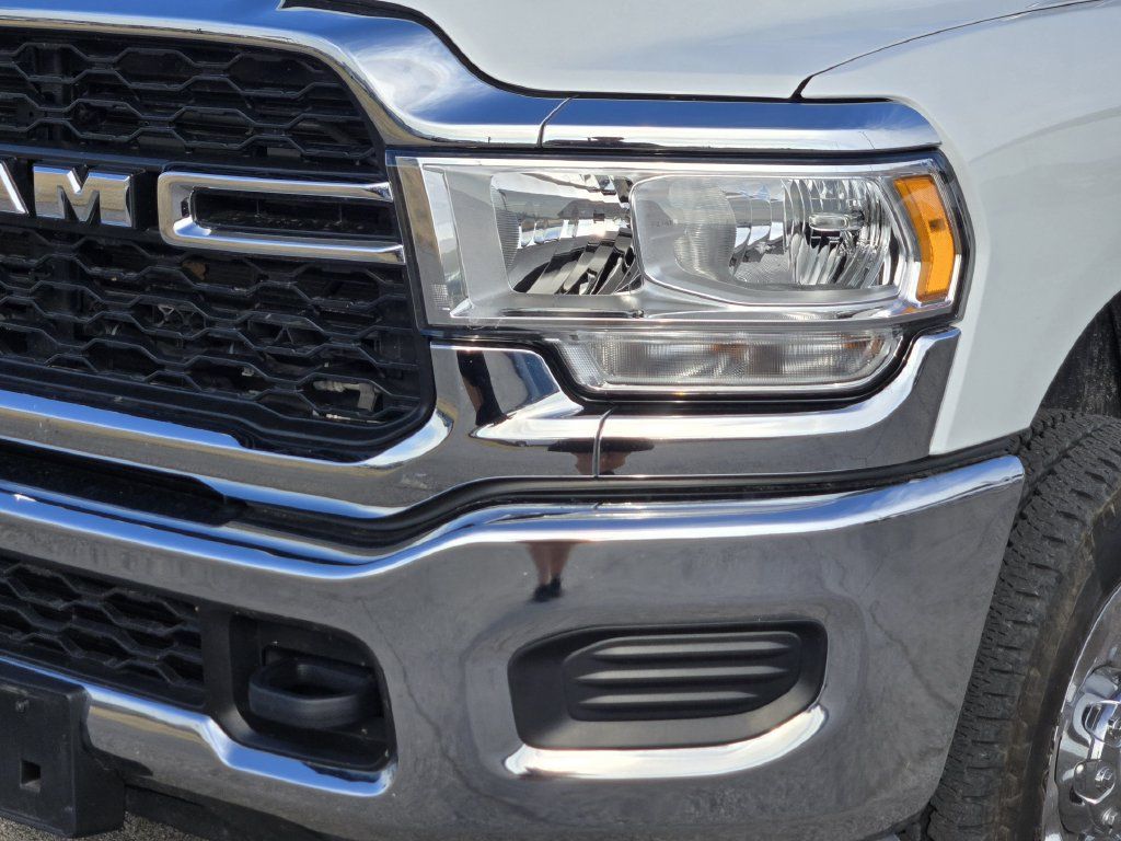 Used 2024 RAM 2500 Tradesman w/ Chrome Appearance Group AWD/4WD image 9