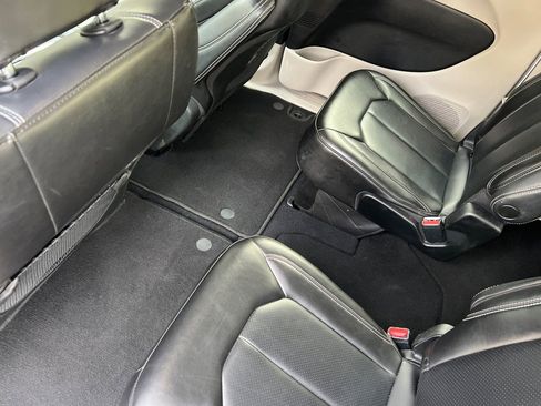 Used 2023 Chrysler Pacifica Touring-L image 16