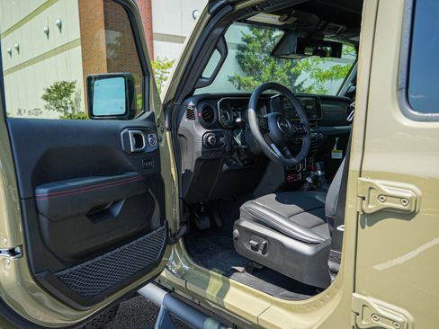 Used 2026 Jeep Wrangler Unlimited Rubicon AWD/4WD image 17