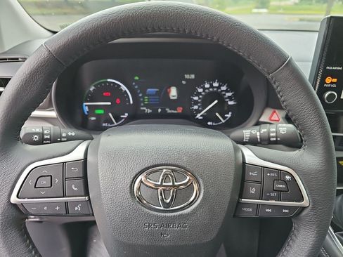 Used 2025 Toyota Sienna XLE FWD image 23