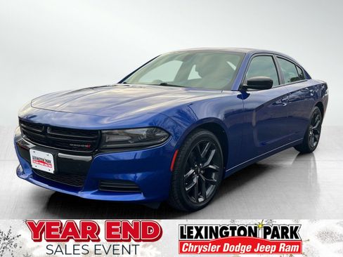 Used 2019 Dodge Charger SXT image 2