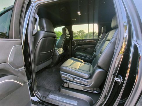 Used 2022 Cadillac Escalade ESV Luxury RWD image 11