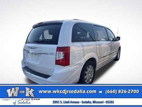 Certified 2016 Chrysler Town & Country Touring FWD image 6