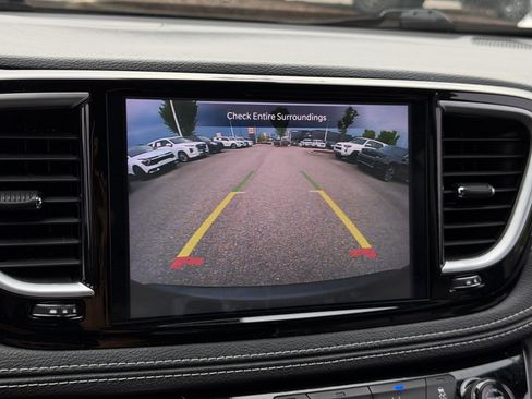 Used 2025 Chrysler Pacifica Limited FWD image 26
