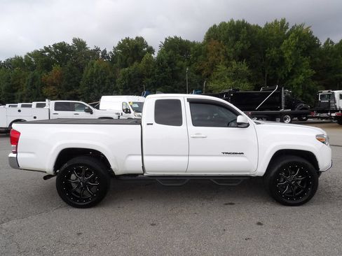 Used 2016 Toyota Tacoma SR5 w/ SR5 Appearance Package (SN) AWD/4WD image 9