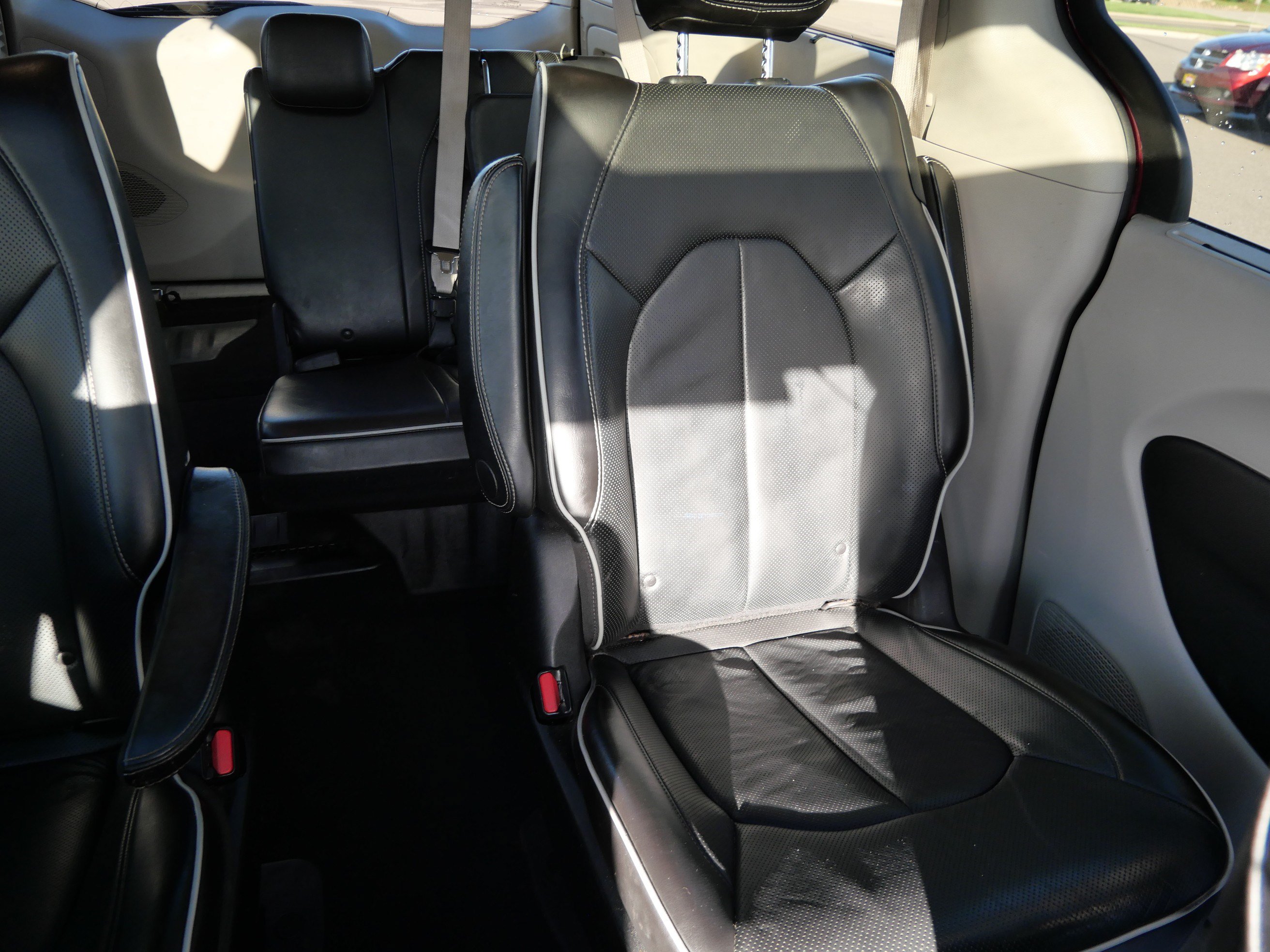 Used 2021 Chrysler Pacifica Limited w/ Uconnect Theater Family Group FWD image 54