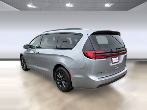 Used 2021 Chrysler Pacifica Touring w/ S Appearance Package FWD image 3