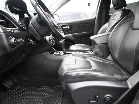 Used 2019 Jeep Cherokee Overland w/ Technology Group FWD image 14