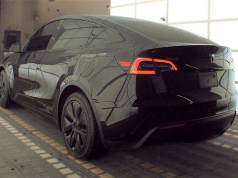 Used 2024 Tesla Model Y Long Range AWD/4WD image 6