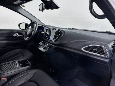 Used 2024 Chrysler Pacifica Limited FWD image 31