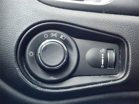 Used 2018 Jeep Renegade Sport w/ Power & Air Group image 23