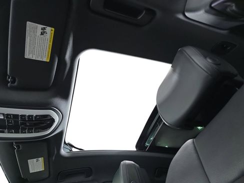 Certified 2025 Porsche Macan image 28