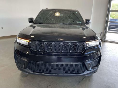 Used 2025 Jeep Grand Cherokee Altitude AWD/4WD image 2