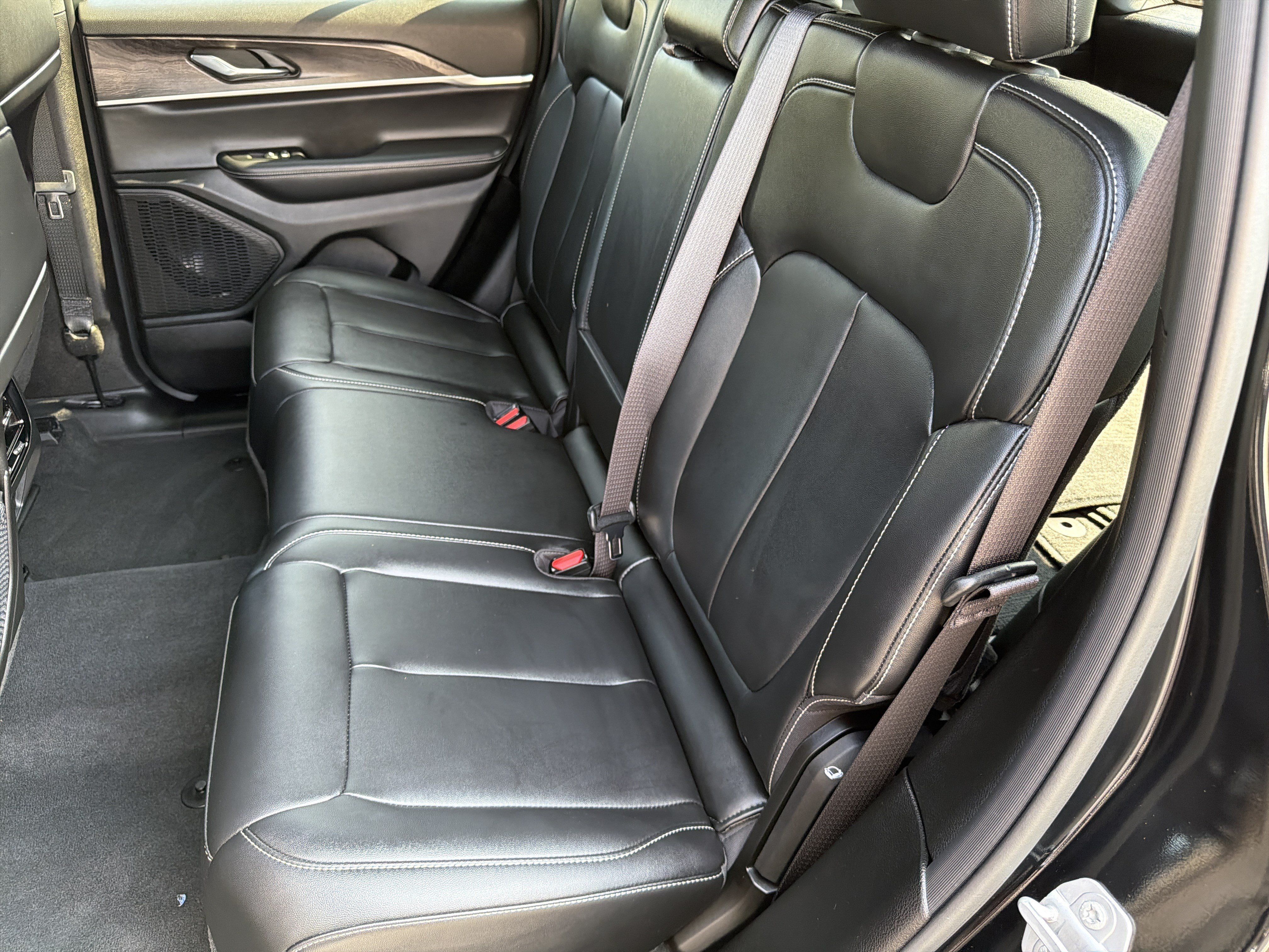 Used 2025 Jeep Grand Cherokee Limited w/ Black Appearance Package AWD/4WD image 19