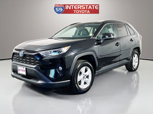 Used 2021 Toyota RAV4 XLE w/ XLE Grade Weather Package AWD/4WD image 3