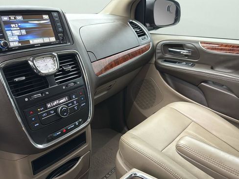 Used 2016 Chrysler Town & Country Touring image 20