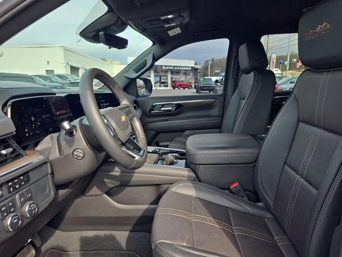 Used 2025 Chevrolet Tahoe High Country AWD/4WD image 12