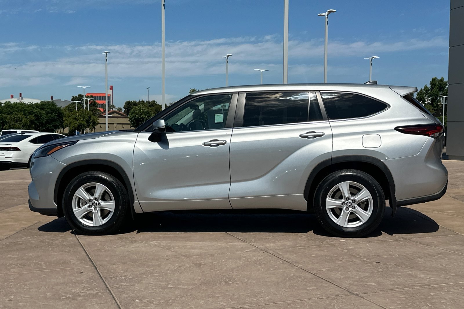 Certified 2025 Toyota Highlander LE AWD/4WD image 8