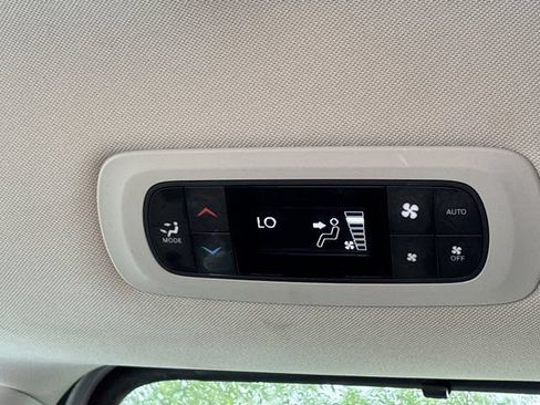 Used 2023 Chrysler Pacifica Touring-L FWD image 18