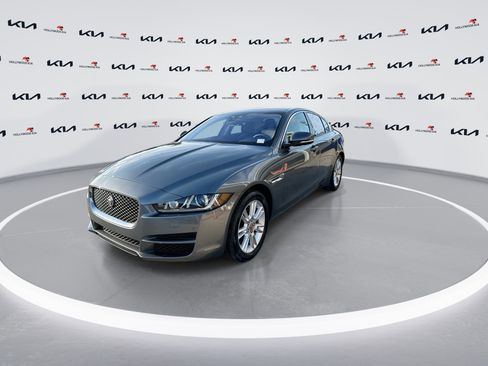 Used 2017 Jaguar XE Premium image 4