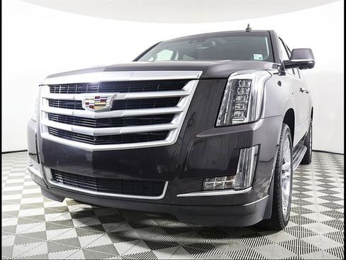 Used 2016 Cadillac Escalade ESV Luxury RWD image 2