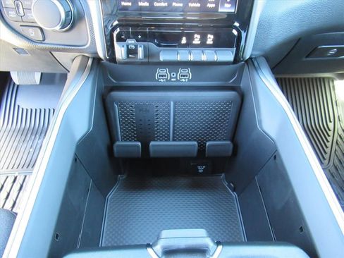 New 2026 RAM 1500 4x4 Crew Cab image 24