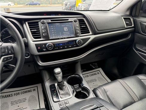 Used 2017 Toyota Highlander SE FWD image 47
